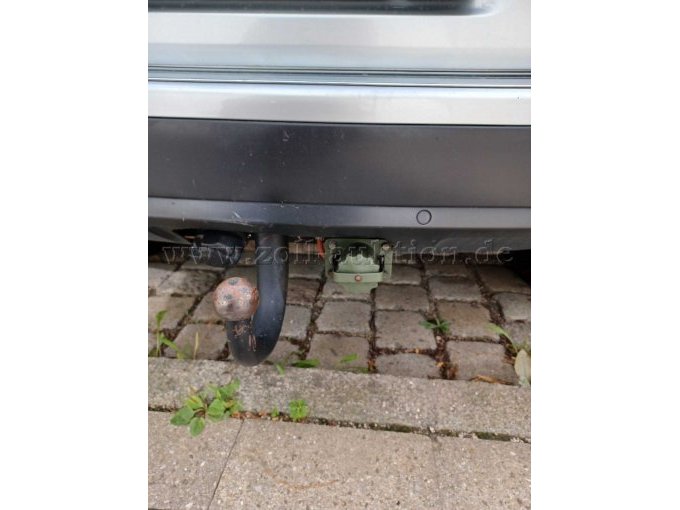 Anhängekupplung mit 13 poliger Steckdose und Natosteckdose