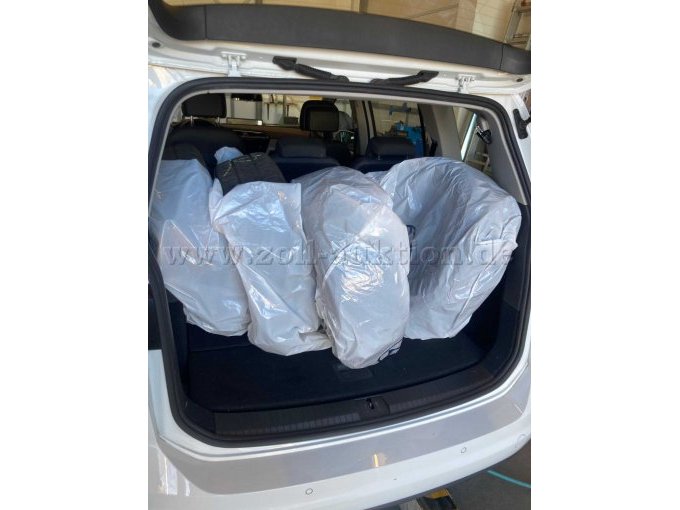 Bild mit offenen Kofferraum