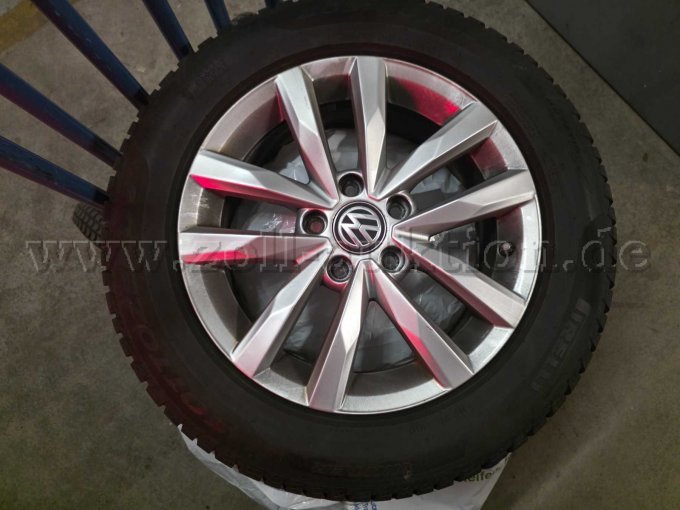1 VW Touran 1.5 TSI DSG OPF Highline – foto 13 – kavel bij Zoll-Auktion, Köln