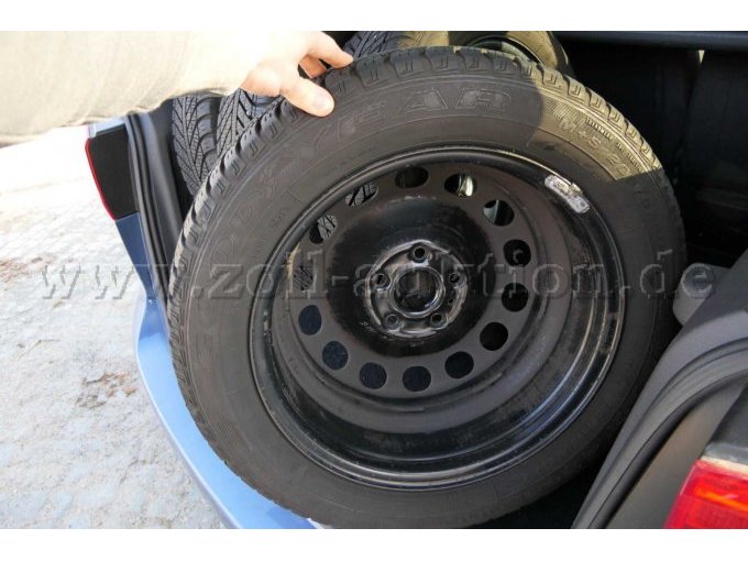 Ganzjahresreifen auf Stahlfelge