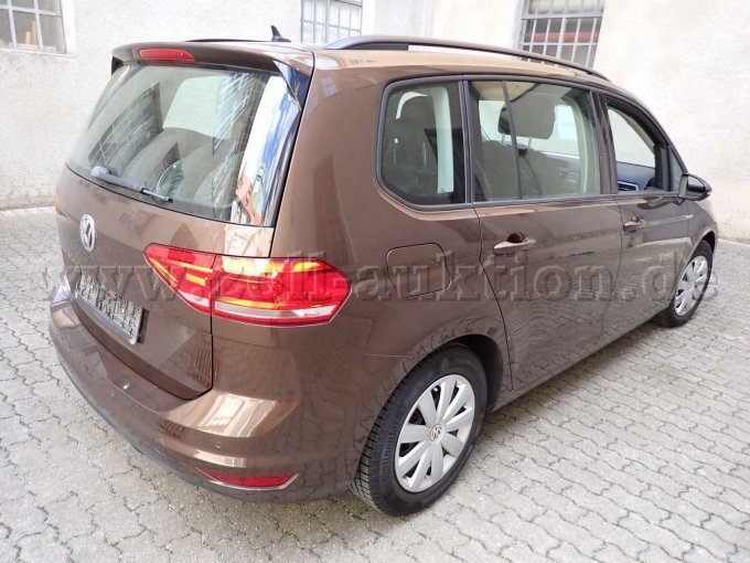 1 VW Touran 1.6 TDI Comfortline - BD16-5960 Hagelschaden – foto 4 – kavel bij Zoll-Auktion, München