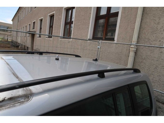 Dach mit Kleberresten und Rückbauresten der Polizei-Sonderausstattung