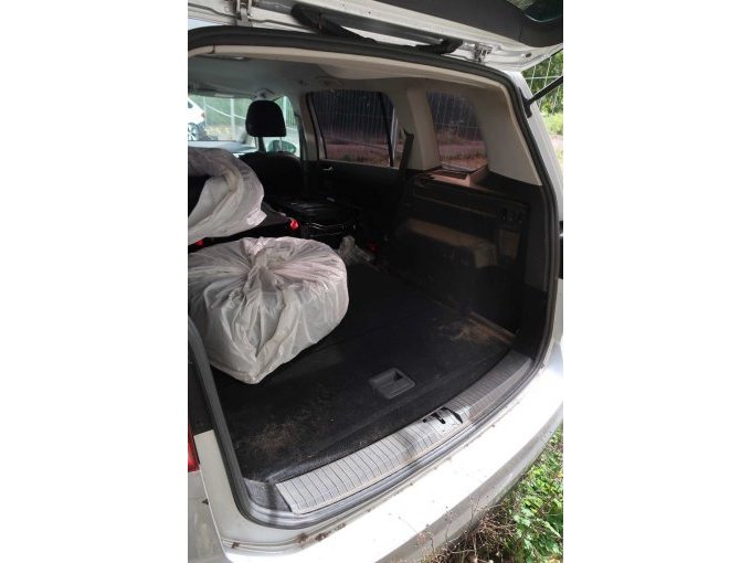 Kofferraum mit Verschmutzungen und Rückbauschäden Polizeiausstattung