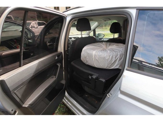 Einstieg hinten-links mit loser Sitzbank und zweitem Radsatz