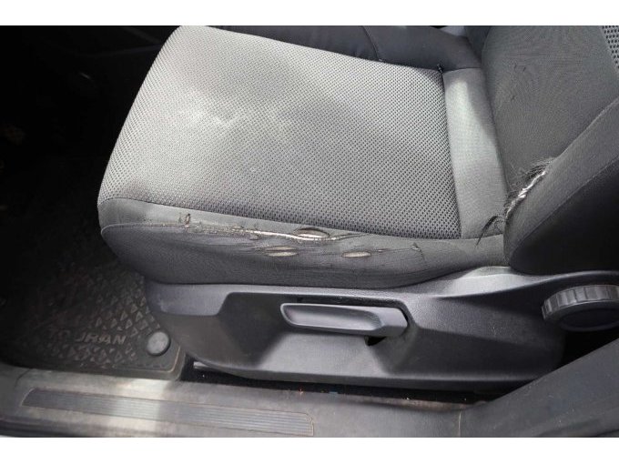 Fahrersitz mit Abnutzung / Beschädigungen