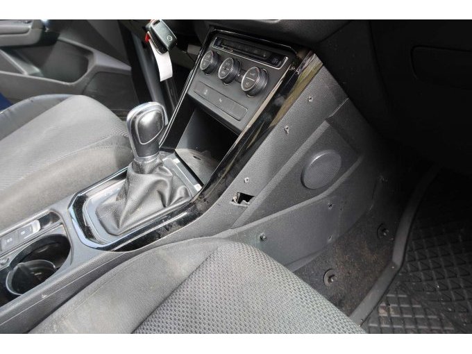 Mittelkonsole mit Rückbauschäden Polizeiausstattung