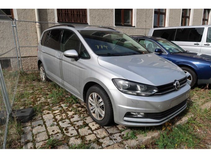 Ansicht vorne-rechts.
Fahrzeug ist mit Winterreifen auf Stahlfelge + Blenden montiert