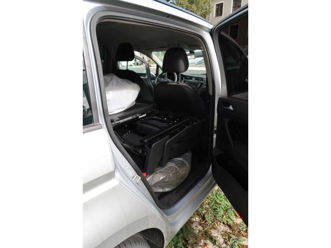 Einstieg hinten-rechts mit loser Sitzbank und zweitem Radsatz