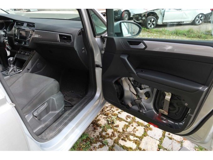 Einstieg Beifahrer mit Rückbauschäden Polizeiausstattung in der Beifahrertür