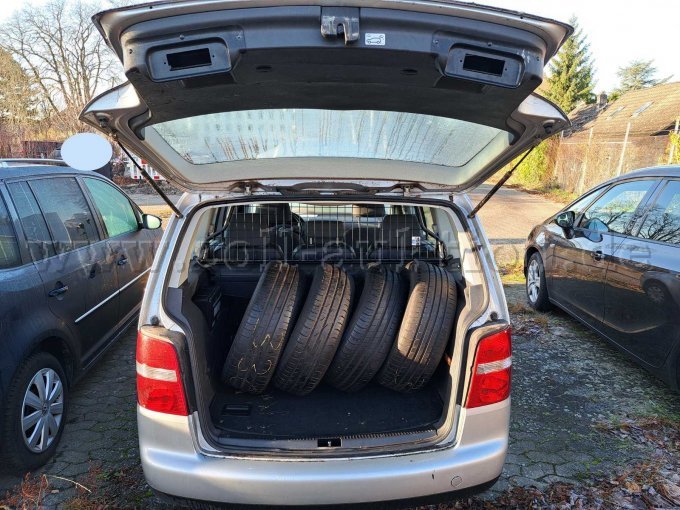 Kofferraum mit Sommerreifen