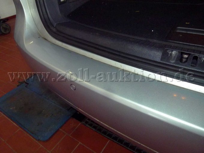 Stossfänger hinten leicht verformt und verschrammt