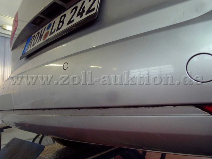 Stossfänger hinten leicht verformt und verschrammt