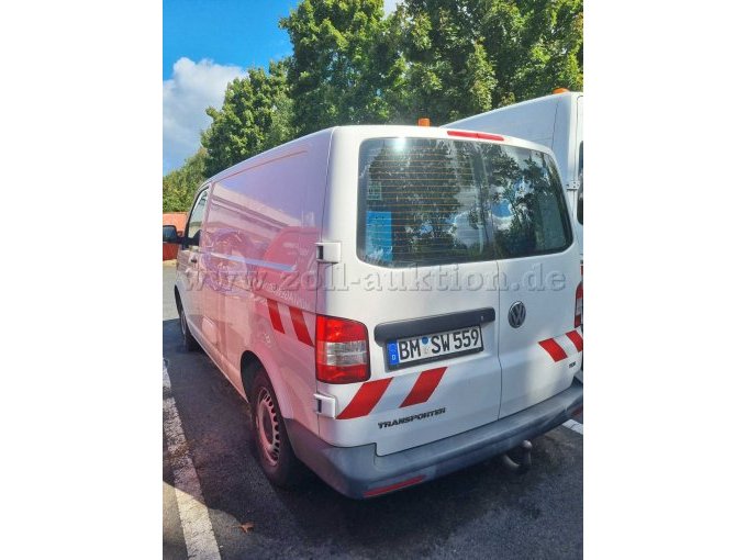 Ansicht schräg hinten links. Es steht nur der im Vordergrund zu sehende Transporter BMSW559 zur Versteigerung.