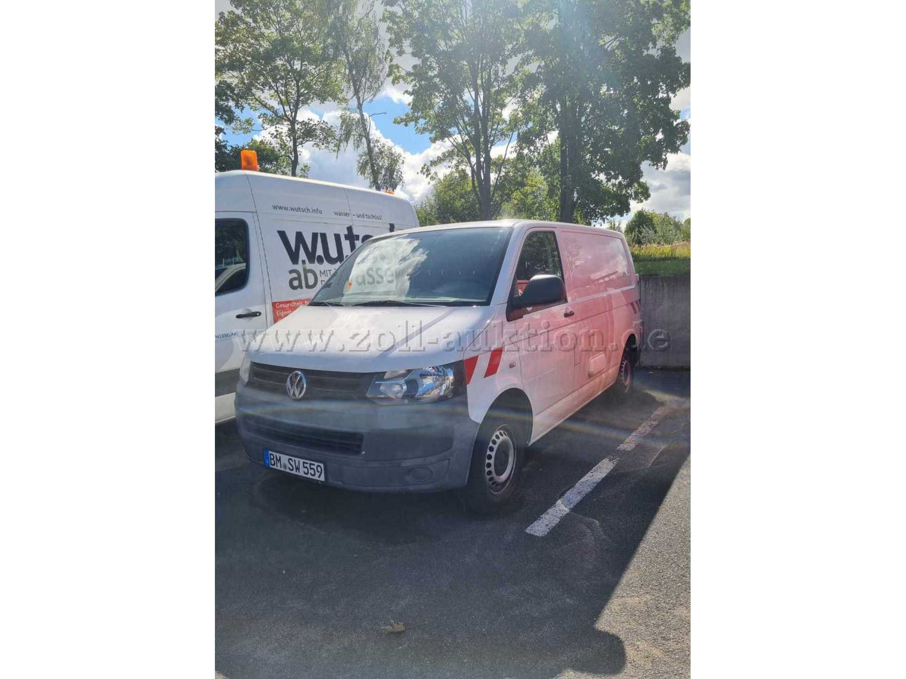 Ansicht schräg vorne links. Es steht nur der im Vordergrund zu sehende Transporter BMSW559 zur Versteigerung.