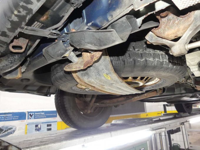 Beschädigung Ersatzradhalterung, Abschlussblech vor Demontage Ersatzrad
