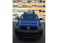 Vorderansicht mit Blaulichtbalken