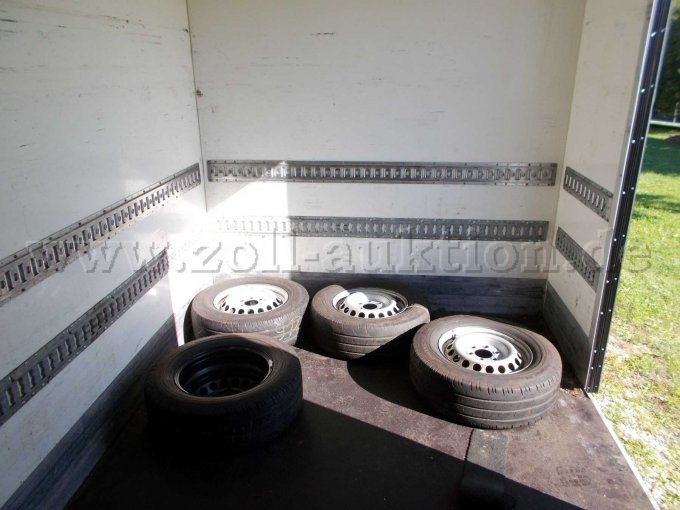 Innenraum mit Winterreifen