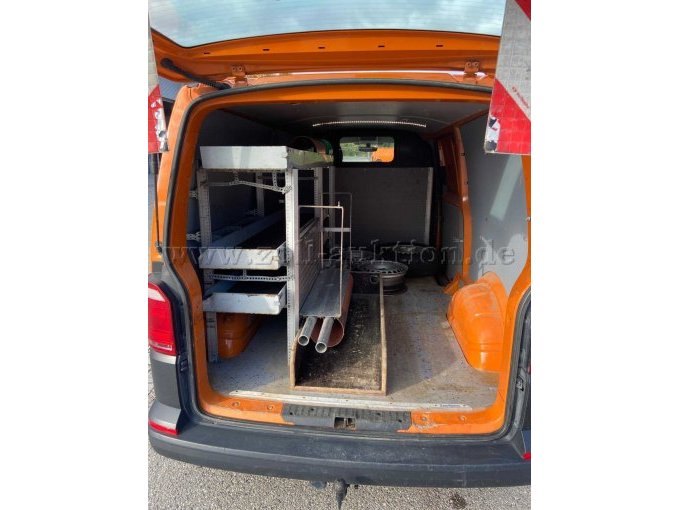 VW Transporter Kasten, Ansicht Ladefläche von hinten mit Sortimo Regal