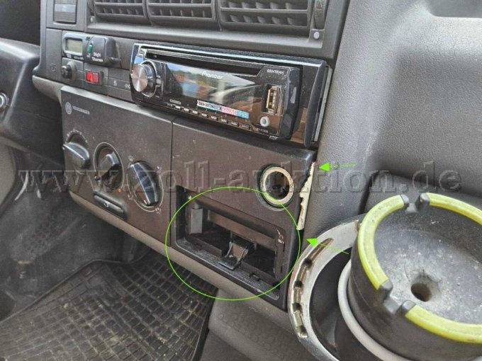 Dieverse Teile im Innenraum Gebrochen