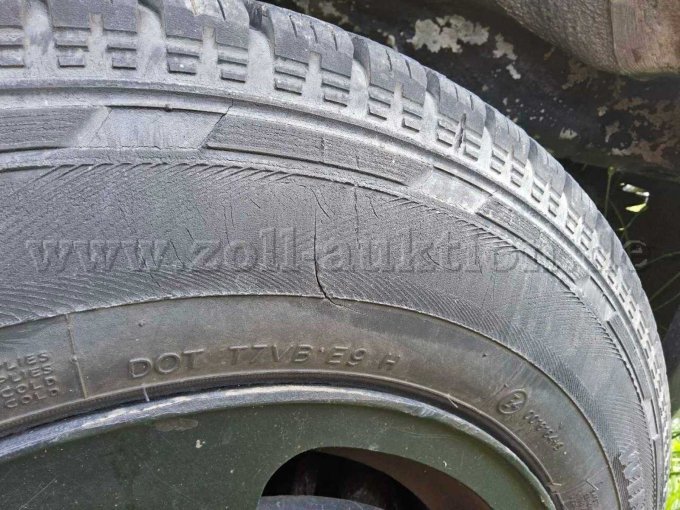 Reifen vorne rechts eingerissen