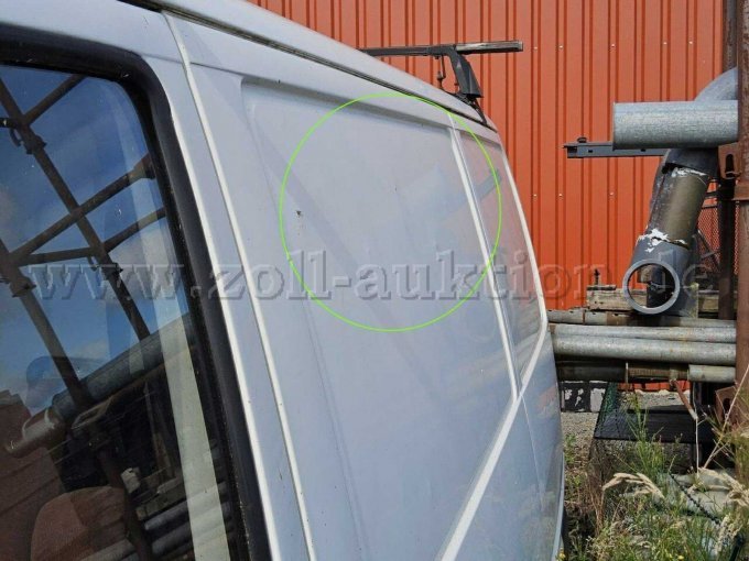 Seitenwand links mehrfach verbeult und deformiert