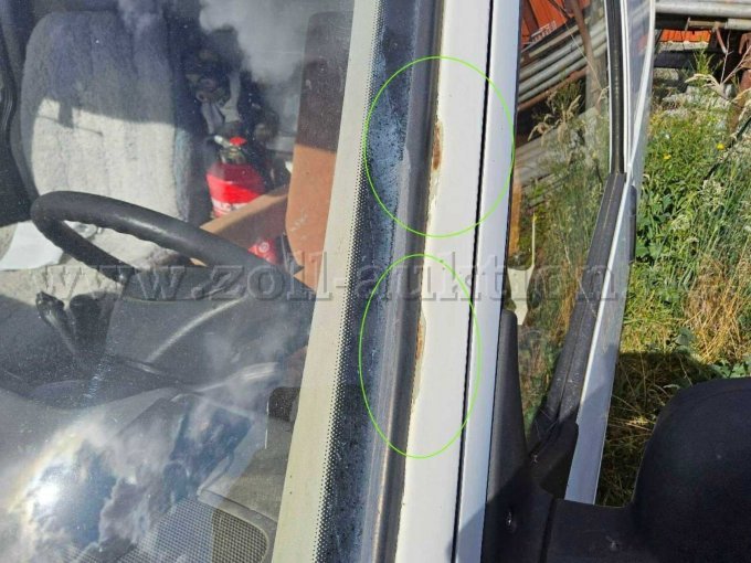 A Säule links Lackplatzer