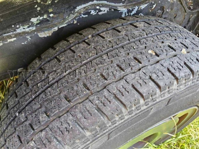 Reifen hinten rechts rissig