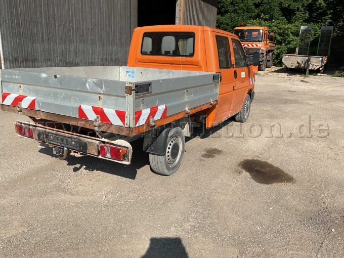 Heck- und Seitenansicht Transporter