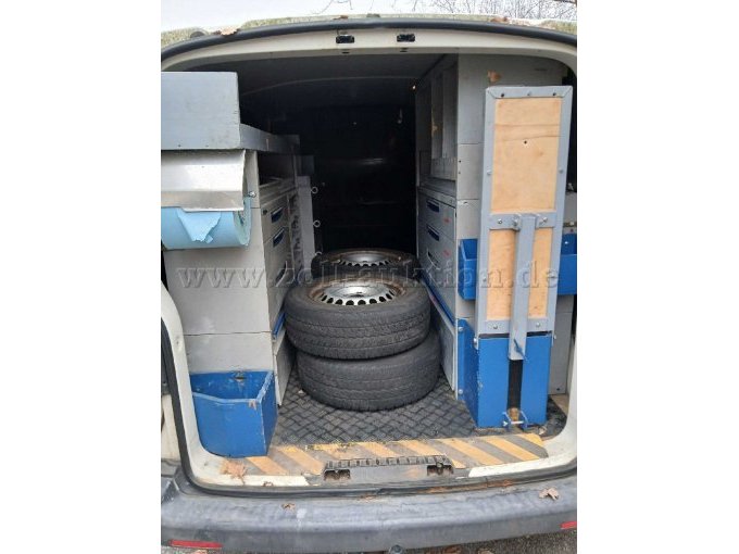 Ansicht Laderaum mit Sommerreifen auf Felgen (abgefahren)