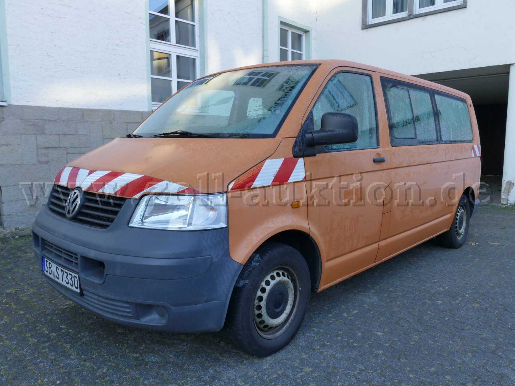 zeigt den zu bewertenden Transporter in einer Gesamtübesicht von
vorne links aufgenommen