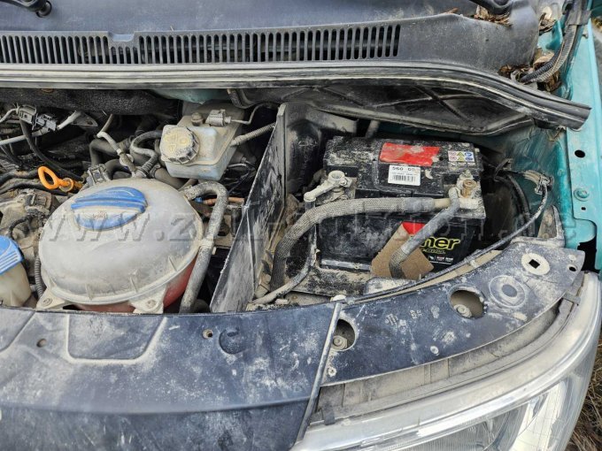 Detailansicht rechte Seite Motorraum