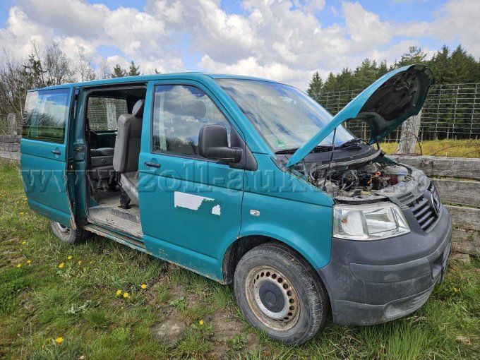 Gesamtansicht Beifahrerseite mit offener Motorhaube und Schiebetür