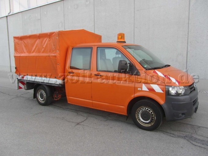 VW T5 DoKa mit Pritsche und Planenaufbau, Ansicht rechte Seite von vorne