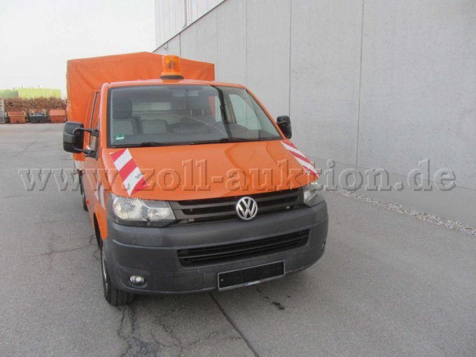 VW T5 DoKa mit Pritsche und Planenaufbau, Ansicht von vorne rechts