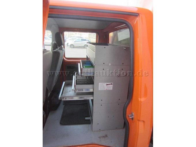 VW T5 DoKa, Fahrgastraum hinten, Ansicht Werkzeugschrank