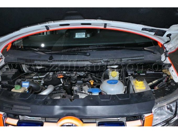 Ansicht Motorraum bei geöffneter Motorhaube