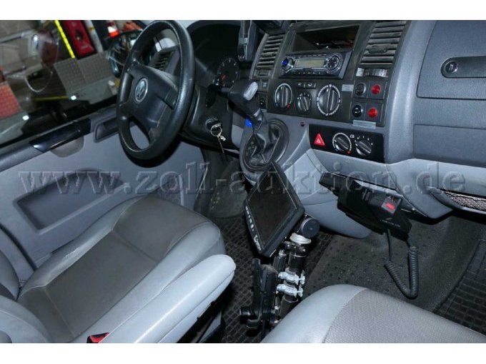 Ansicht Armaturenbrett und Fahrersitz von der Beifahrerseite