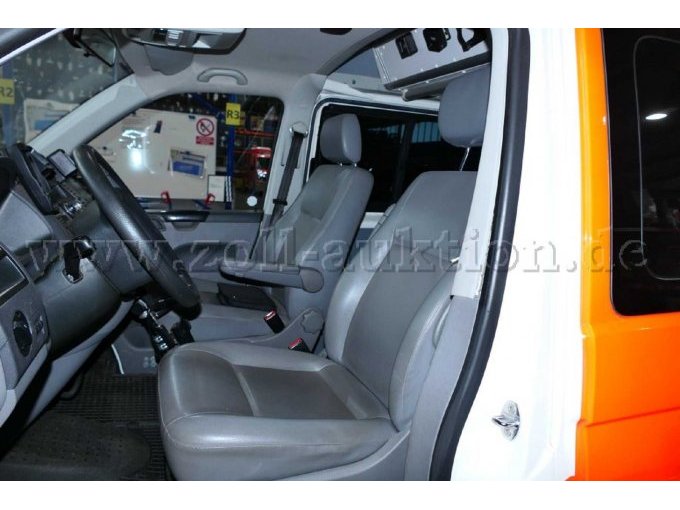 Ansicht Fahrer und Beifahrer Sitze durch die geöffnete Fahrertür