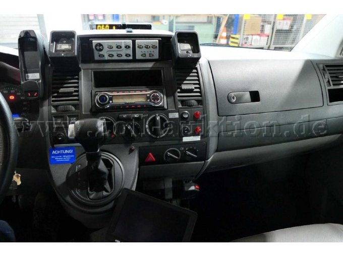 Ansicht Armaturenbrett zwischen Fahrer und Beifahrer