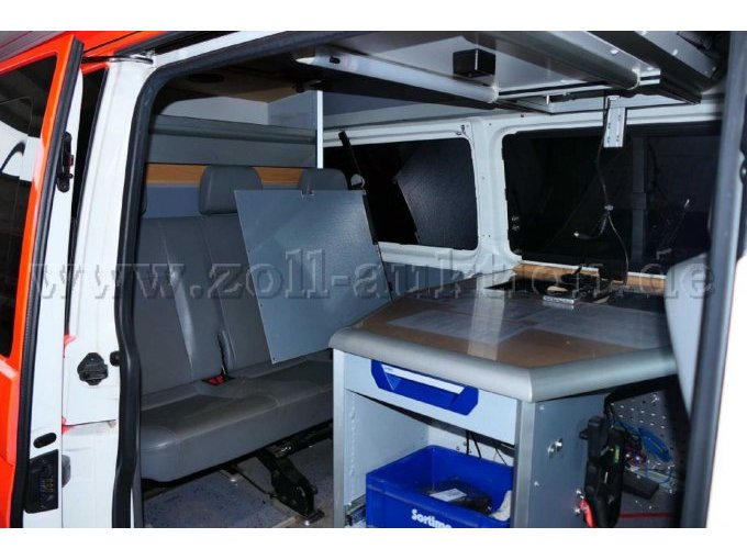 Ansicht Hecksitzbank und Arbeitstisch bei geöffneter Seitenschiebetür