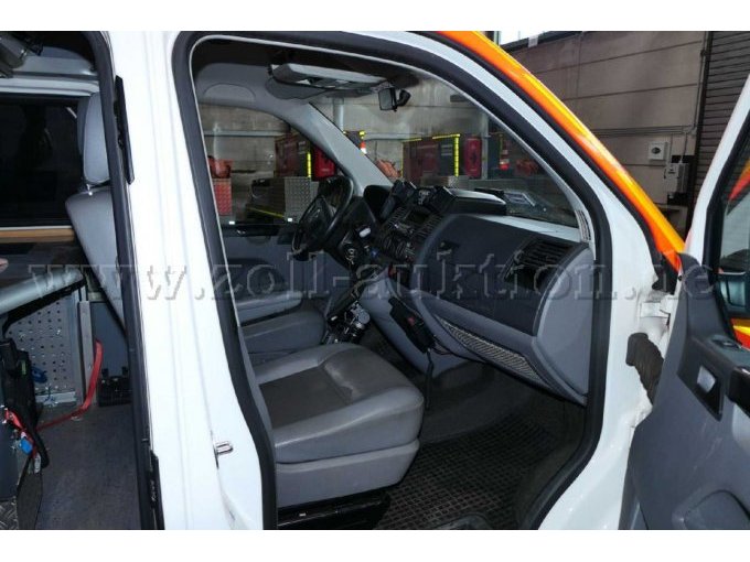 Ansicht Beifahrerseite durch die geöffnete Beifahrertür