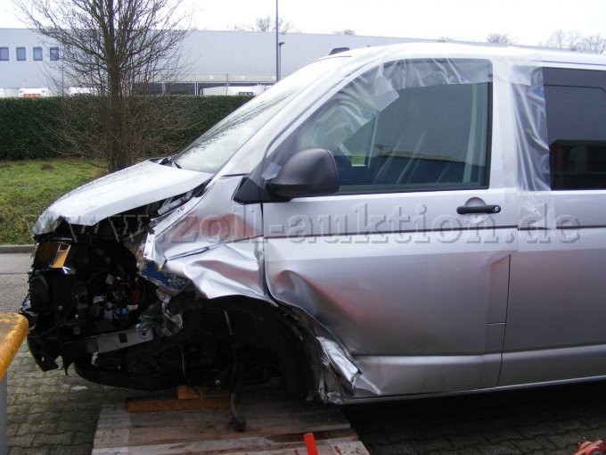 Linke Fahrzeugseite mit Frontschaden