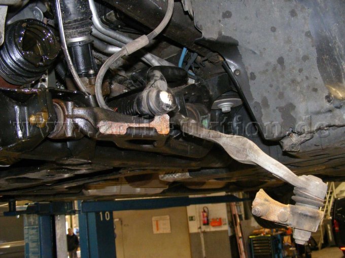 Defekte Radaufhängung vorne links