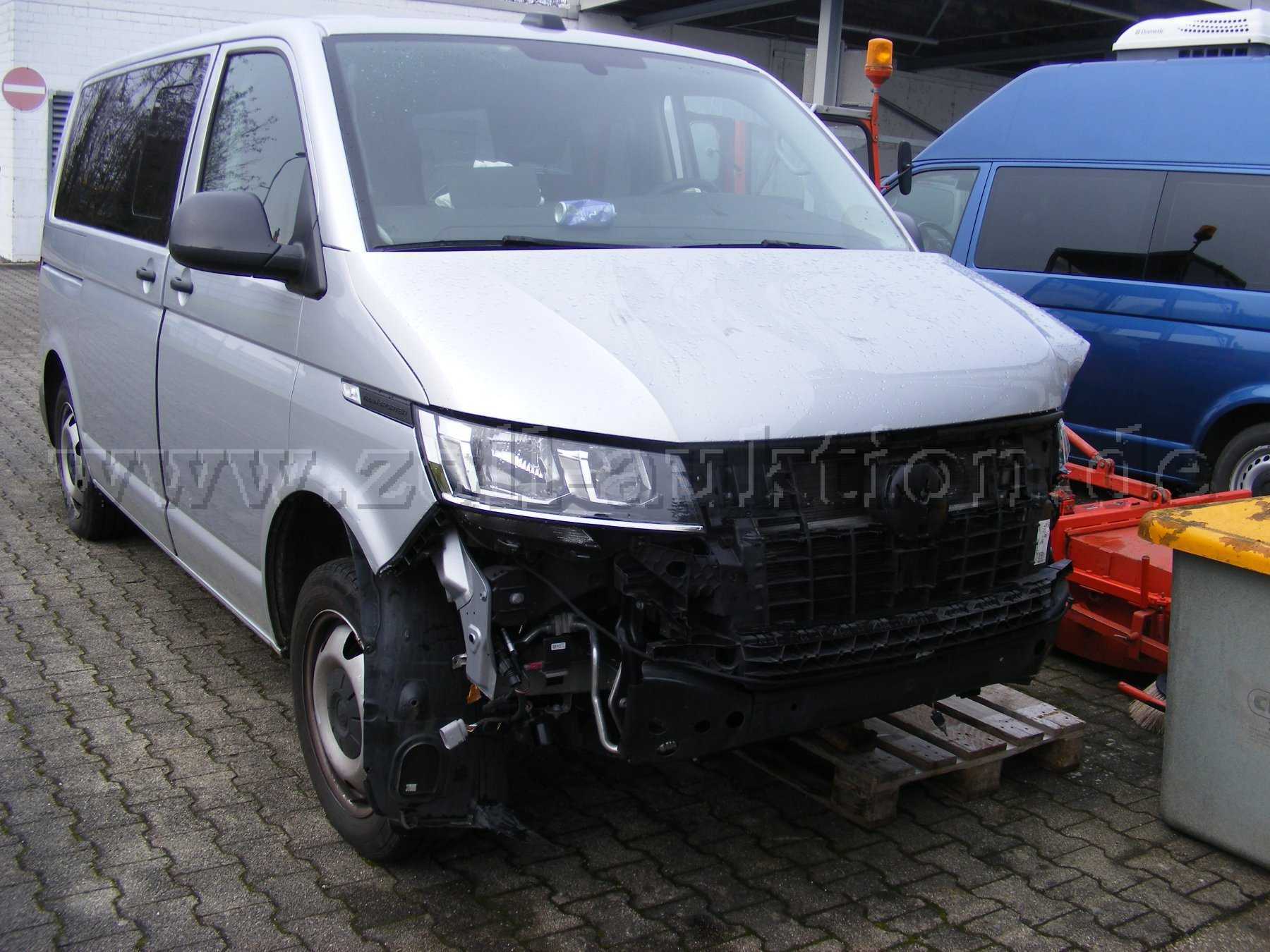 Fahrzeugfront mit Unfallschaden