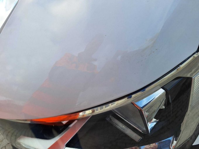 Lackschaden über dem linken Scheinwerfer