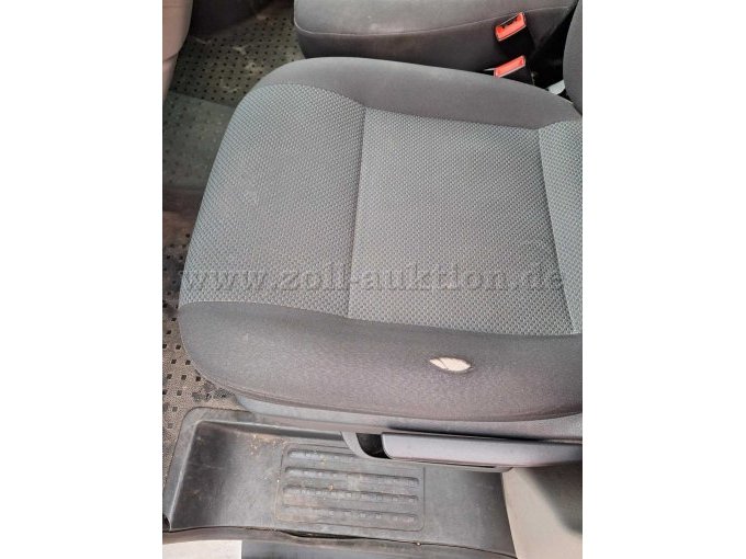 Riss im Bezug des Fahrersitzes