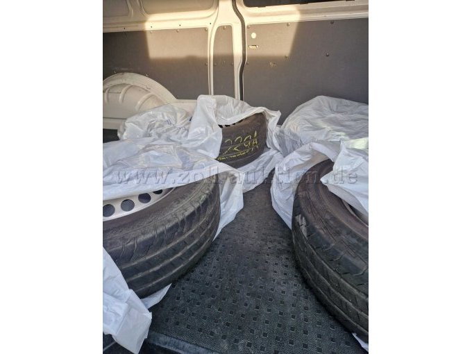 Sommerreifen werden mit dem Fahrzeug abgegeben.