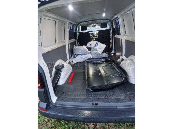 Transportraum mit Sommerreifen auf Felgen und der Trennwand.