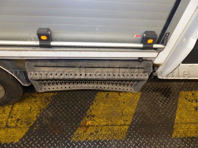 Trittstufe rechts verformt