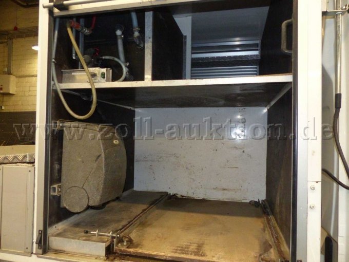 Schrank rechts geöffnet